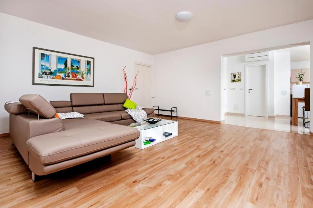 Aria Room And Apartmant Fuga Ровінь Екстер'єр фото
