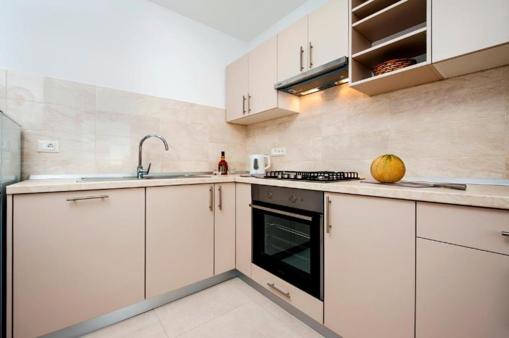 Aria Room And Apartmant Fuga Ровінь Екстер'єр фото